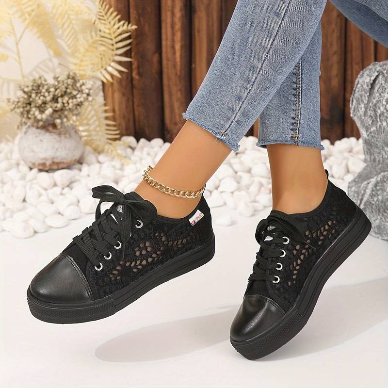 Elegante schwarze Damen Sneaker mit luftigem Spitzendesign, ideal für vielfältige Anlässe, stilvoll und atmungsaktiv.