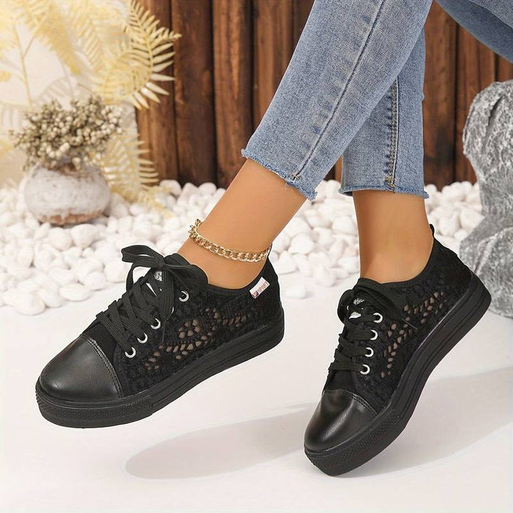 Elegante schwarze Damen Sneaker mit luftigem Spitzendesign, ideal für vielfältige Anlässe, stilvoll und atmungsaktiv.
