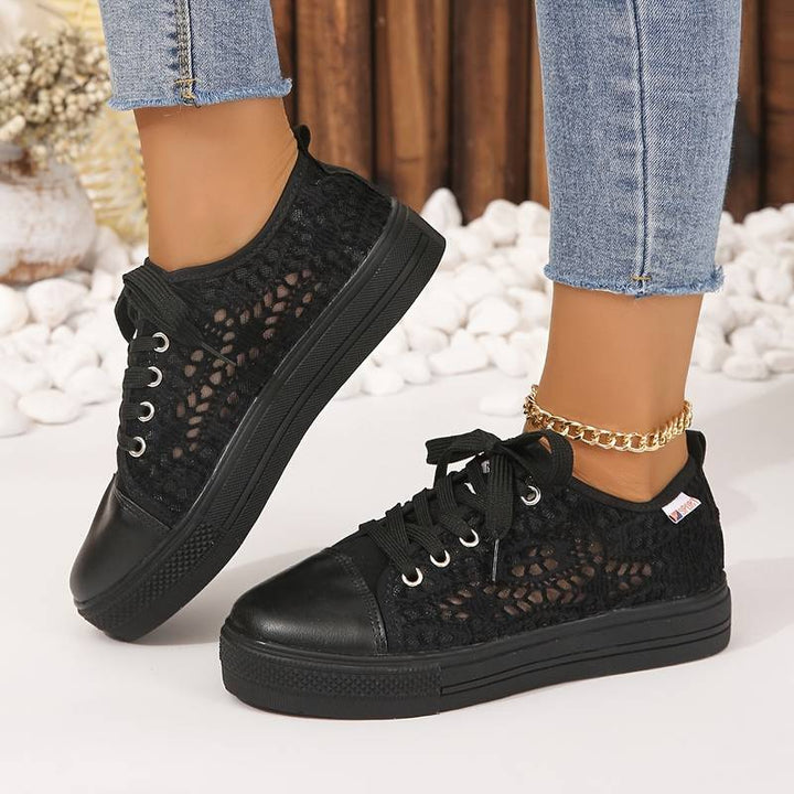 Elegante schwarze Damen Sneaker mit luftigem Spitzendesign, ideal für vielfältige Anlässe, stilvoll und atmungsaktiv.