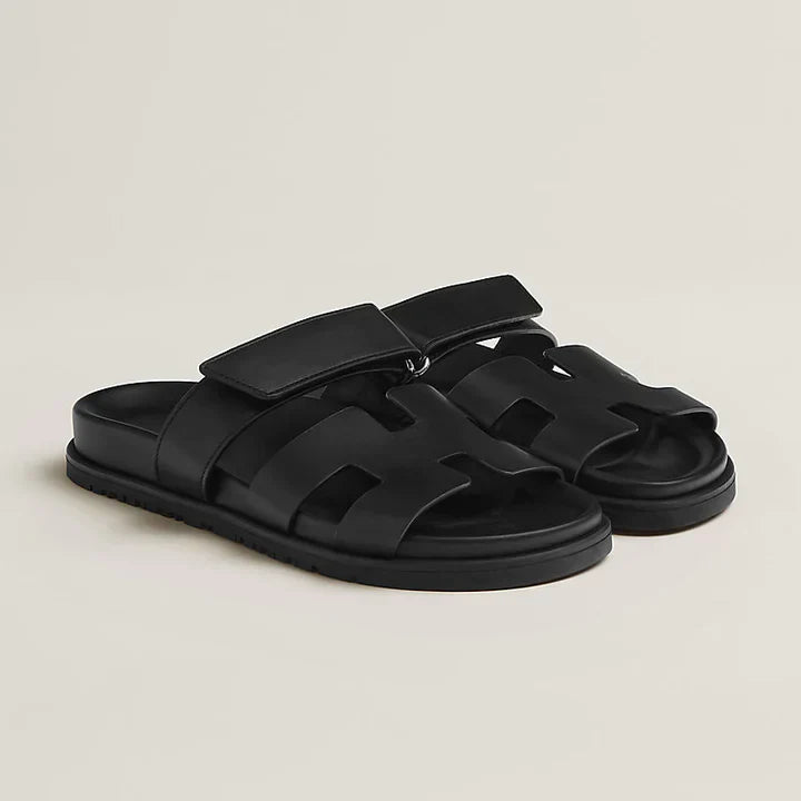 "Elegante schwarze Damensandalen aus Gummi und Kalbsleder, inspiriert von italienischem Design für Stil und Komfort."