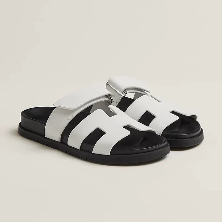 "Elegante schwarze Damensandalen aus Gummi und Kalbsleder, inspiriert von italienischem Design für Stil und Komfort."
