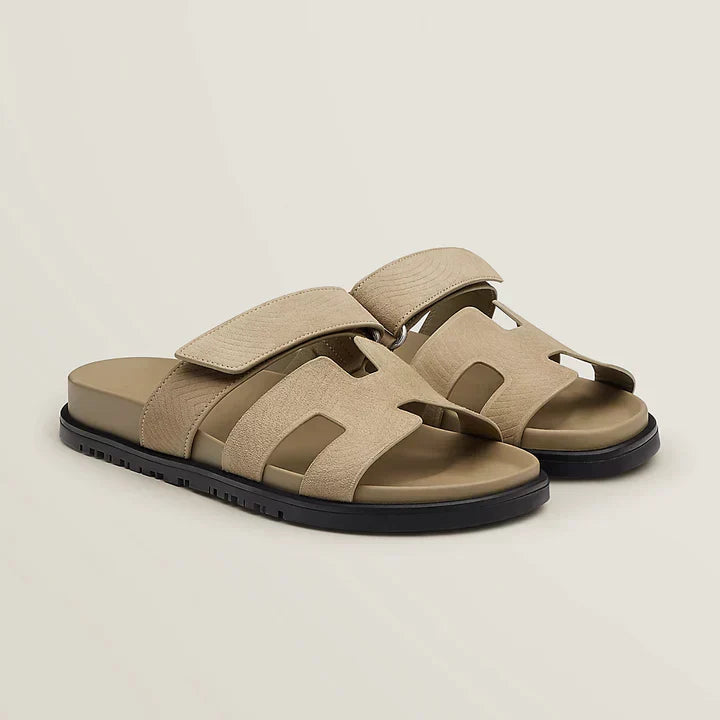"Elegante schwarze Damensandalen aus Gummi und Kalbsleder, inspiriert von italienischem Design für Stil und Komfort."