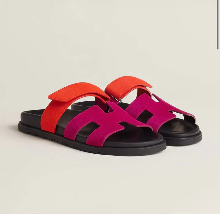 "Elegante schwarze Damensandalen aus Gummi und Kalbsleder, inspiriert von italienischem Design für Stil und Komfort."