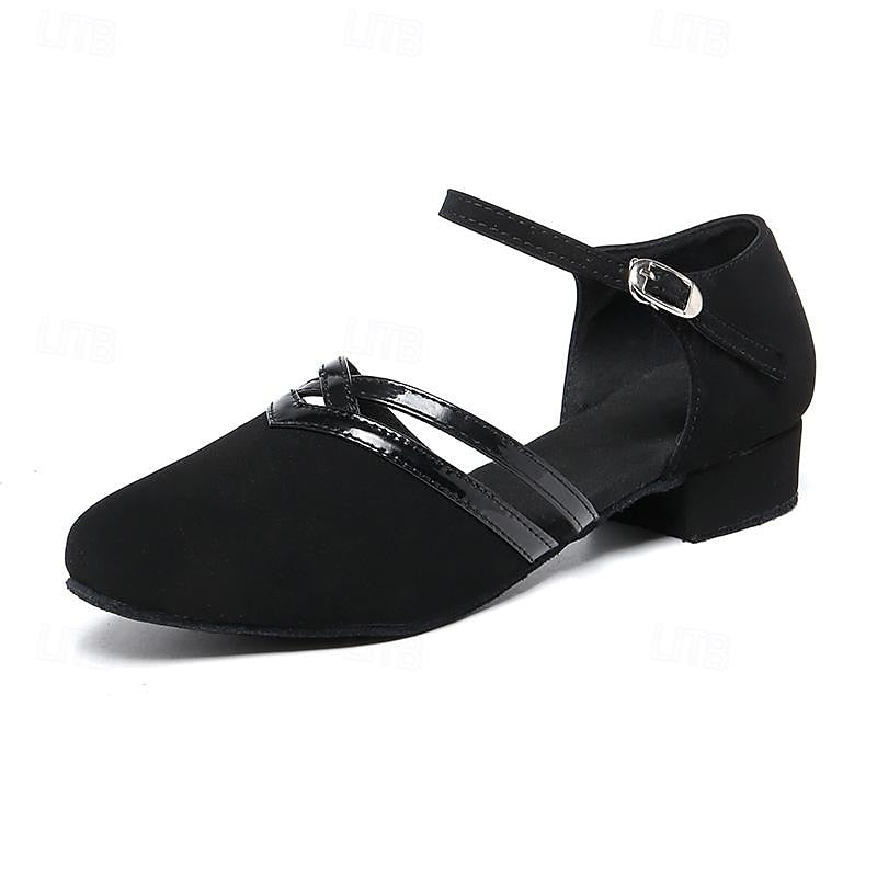 Elegante schwarze Damenschuhe aus Wildleder mit verstellbarem Knöchelriemen, runder Zehenform und niedrigem Absatz.