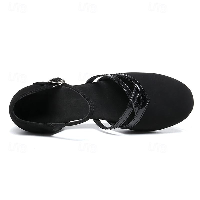Elegante schwarze Damenschuhe aus Wildleder mit verstellbarem Knöchelriemen, runder Zehenform und niedrigem Absatz.