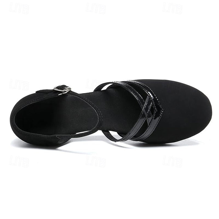 Elegante schwarze Damenschuhe aus Wildleder mit verstellbarem Knöchelriemen, runder Zehenform und niedrigem Absatz.