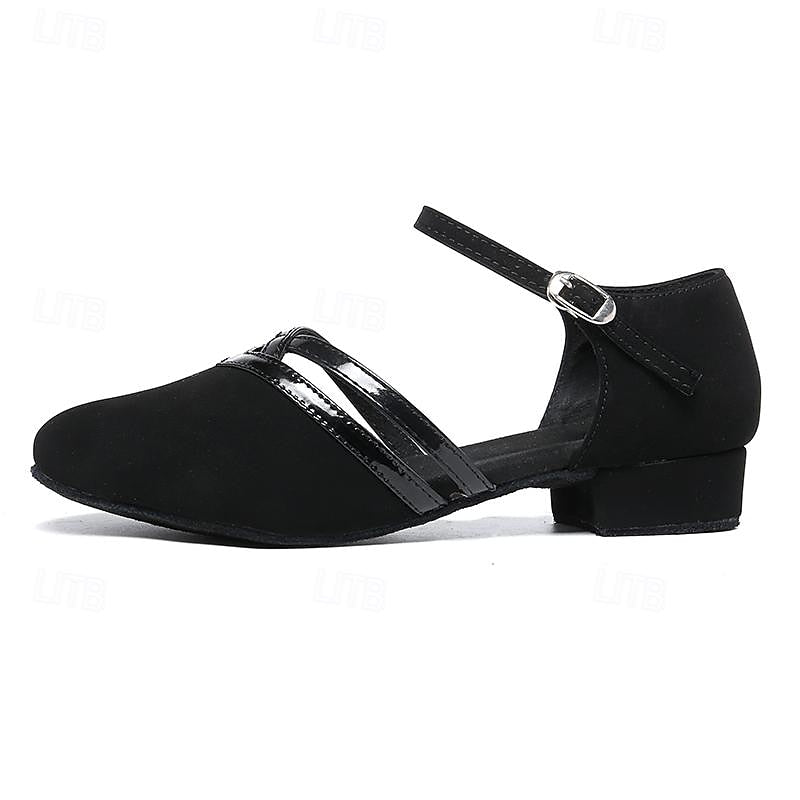 Elegante schwarze Damenschuhe aus Wildleder mit verstellbarem Knöchelriemen, runder Zehenform und niedrigem Absatz.