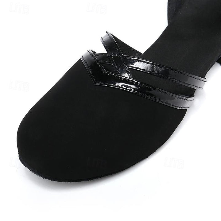 Elegante schwarze Damenschuhe aus Wildleder mit verstellbarem Knöchelriemen, runder Zehenform und niedrigem Absatz.