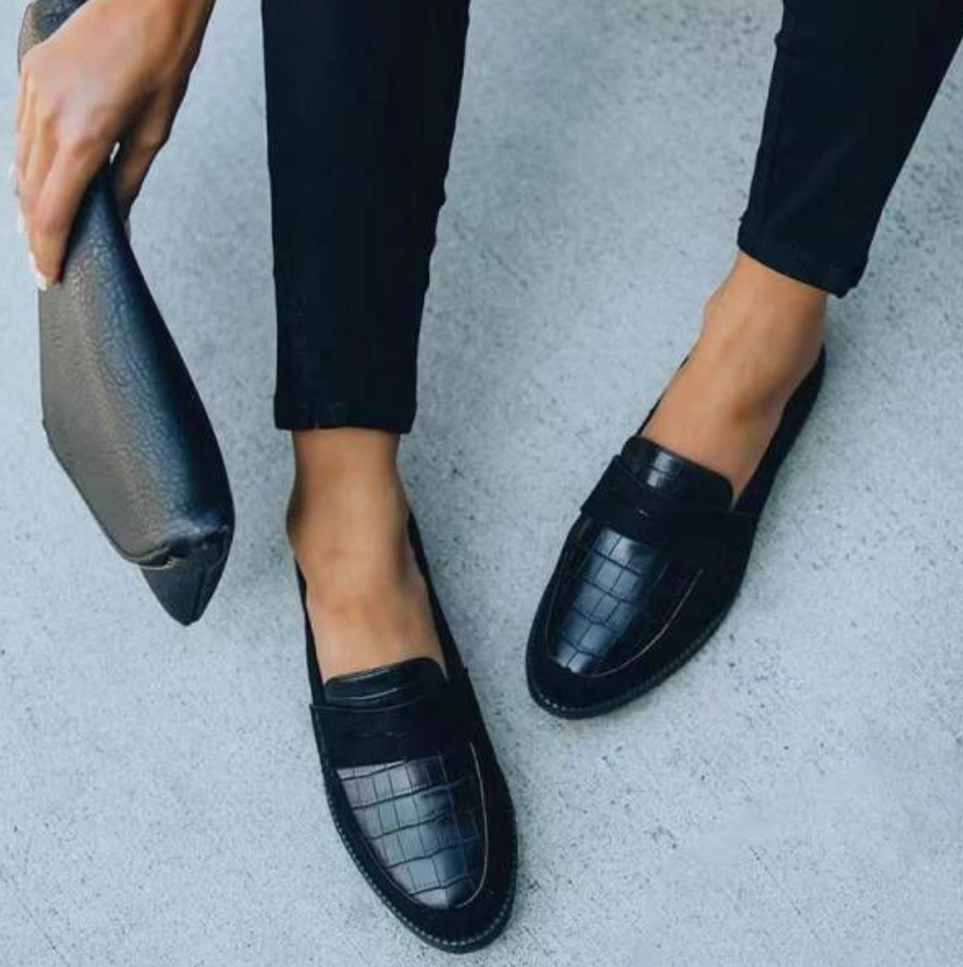 Elegante schwarze Damenschuhe mit zeitlosem Design, ideal für Abend- oder Geschäftsanlässe, gepolsterte Innensohle.