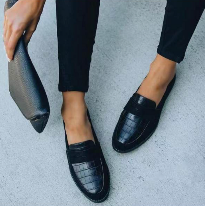 Elegante schwarze Damenschuhe mit zeitlosem Design, ideal für Abend- oder Geschäftsanlässe, gepolsterte Innensohle.