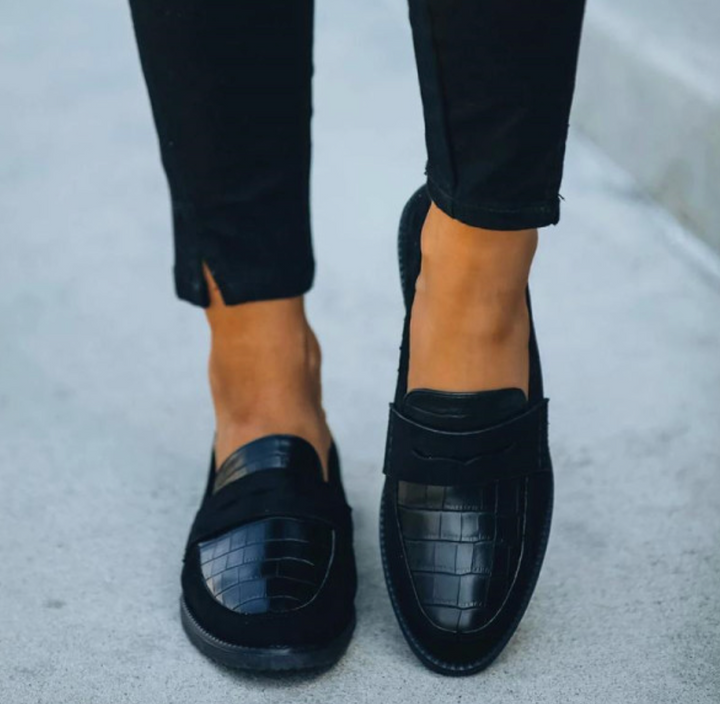 Elegante schwarze Damenschuhe mit zeitlosem Design, ideal für Abend- oder Geschäftsanlässe, gepolsterte Innensohle.