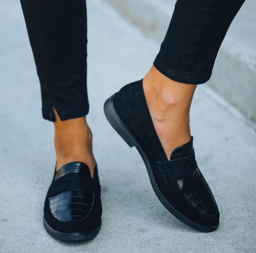 Elegante schwarze Damenschuhe mit zeitlosem Design, ideal für Abend- oder Geschäftsanlässe, gepolsterte Innensohle.