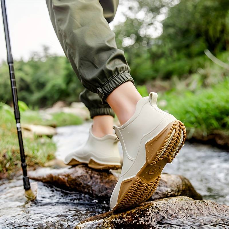 Elegante schwarze orthopädische Gummistiefel für Herren, wasserdicht, ergonomisch, ideal für Komfort und Outdoor-Aktivitäten.