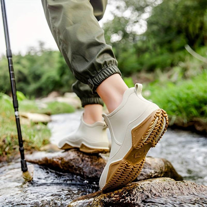 Elegante schwarze orthopädische Gummistiefel für Herren, wasserdicht, ergonomisch, ideal für Komfort und Outdoor-Aktivitäten.