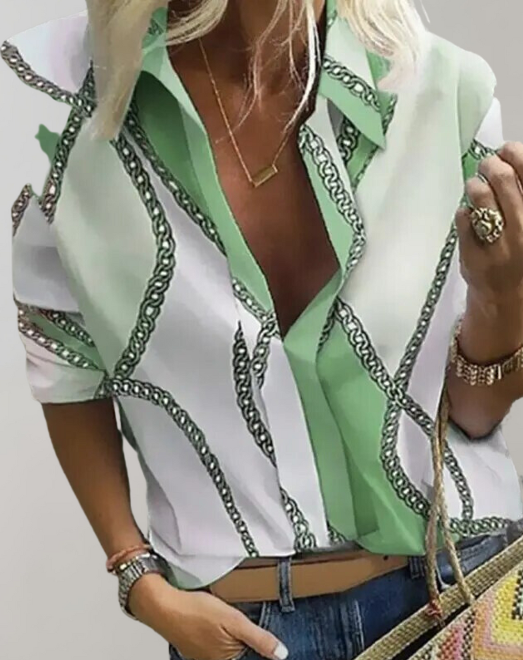 Elegante Seidenbluse mit Kettenmuster, weibliche Mode, lange Ärmel, figurbetonte Passform, vielseitig tragbar für Damen.