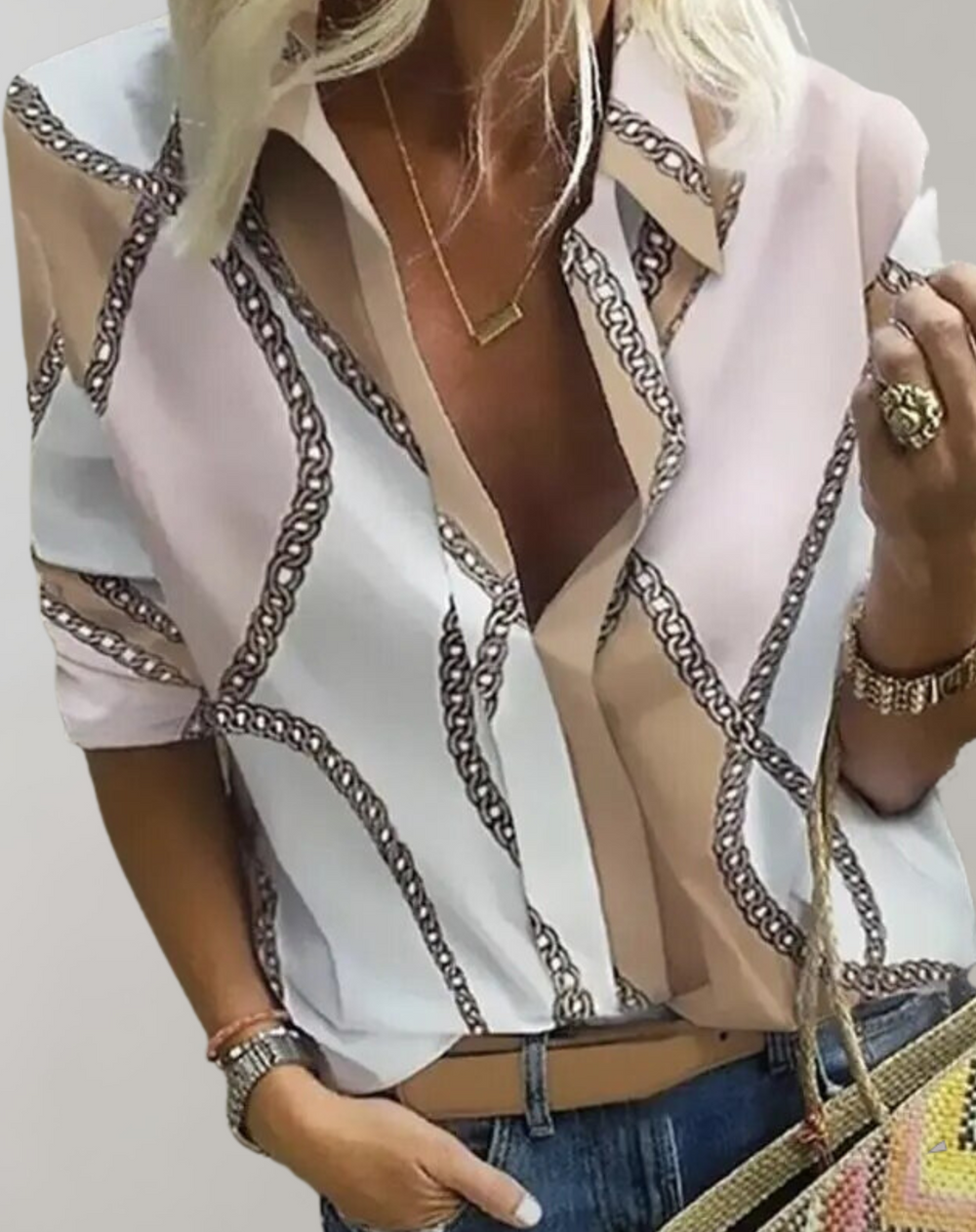 Elegante Seidenbluse mit Kettenmuster, weibliche Mode, lange Ärmel, figurbetonte Passform, vielseitig tragbar für Damen.