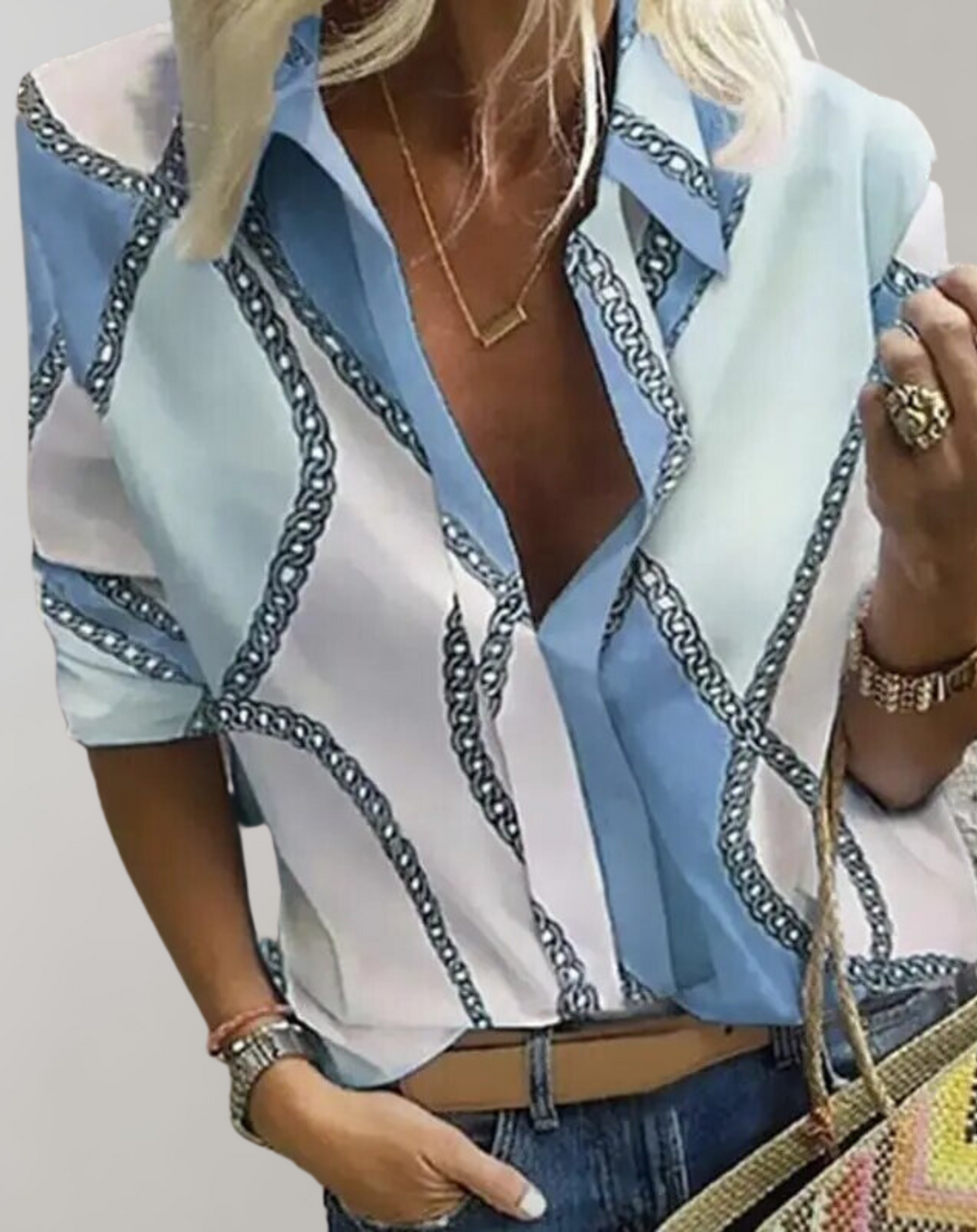 Elegante Seidenbluse mit Kettenmuster, weibliche Mode, lange Ärmel, figurbetonte Passform, vielseitig tragbar für Damen.