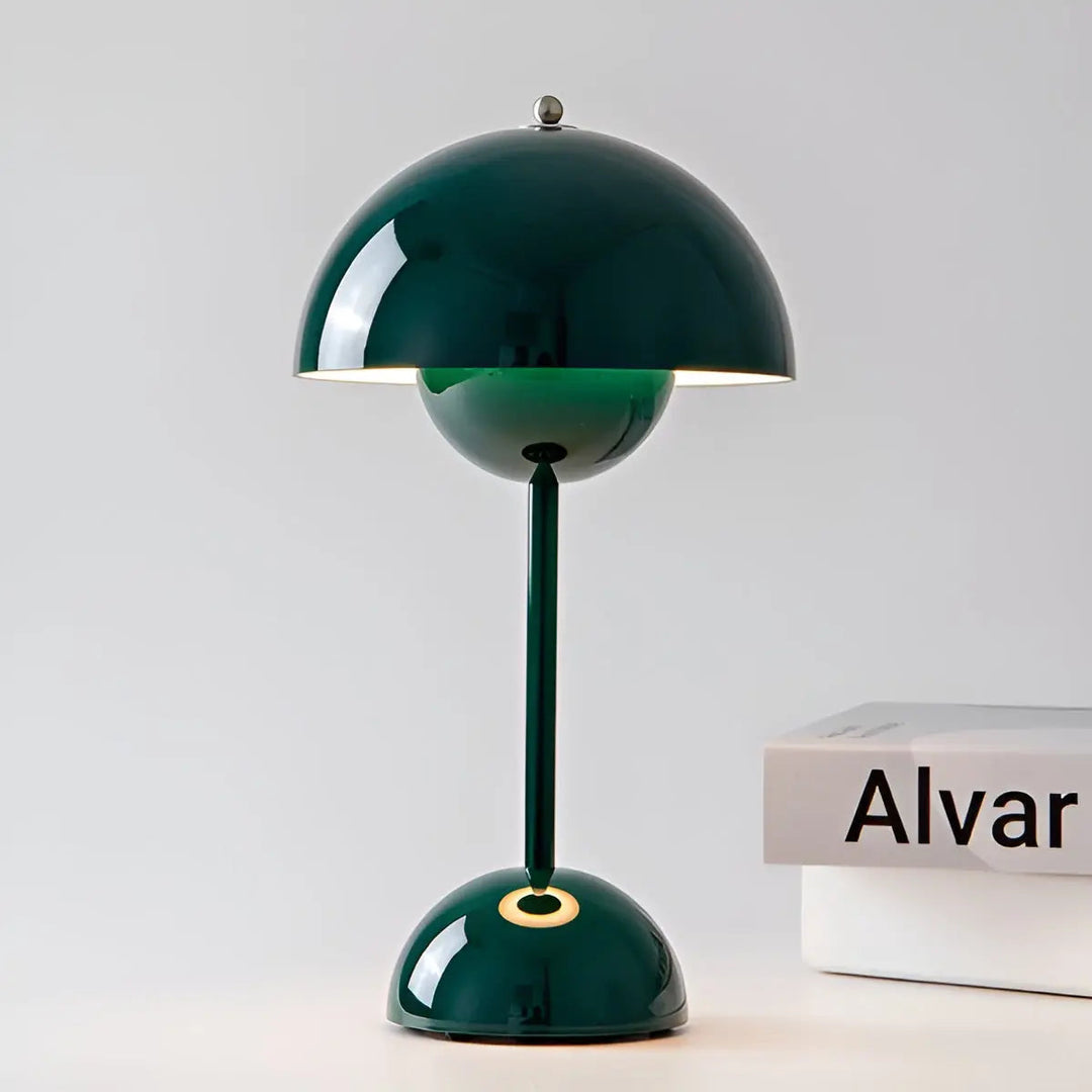 "Elegante skandinavische LED Tischleuchte mit dimmbarer Lichtintensität, ideal für modernes Wohnambiente, in Grau."