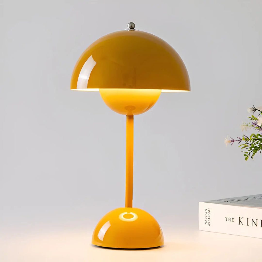 "Elegante skandinavische LED Tischleuchte mit dimmbarer Lichtintensität, ideal für modernes Wohnambiente, in Grau."