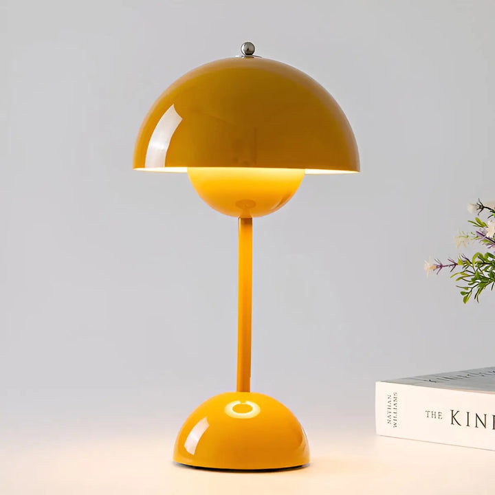 "Elegante skandinavische LED Tischleuchte mit dimmbarer Lichtintensität, ideal für modernes Wohnambiente, in Grau."