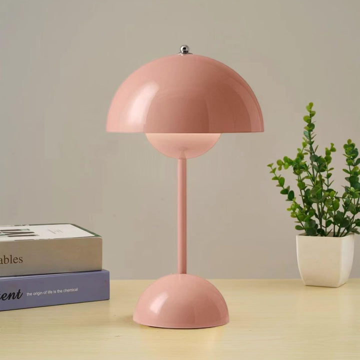 "Elegante skandinavische LED Tischleuchte mit dimmbarer Lichtintensität, ideal für modernes Wohnambiente, in Grau."