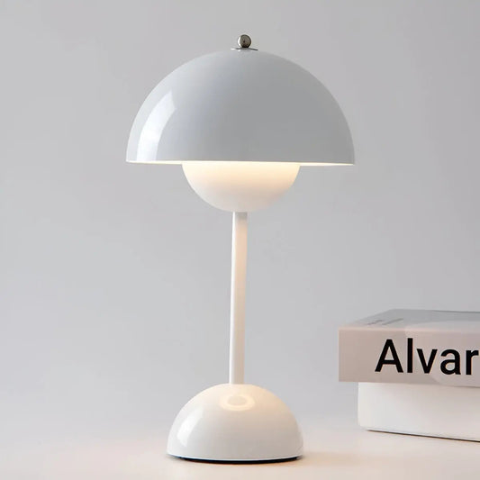 "Elegante skandinavische LED Tischleuchte mit dimmbarer Lichtintensität, ideal für modernes Wohnambiente, in Grau."