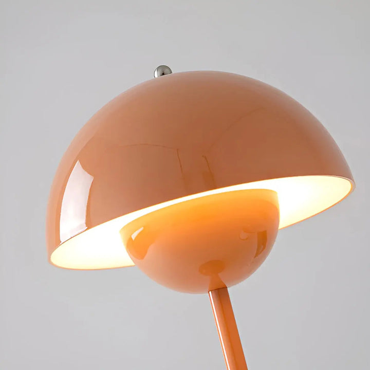 "Elegante skandinavische LED Tischleuchte mit dimmbarer Lichtintensität, ideal für modernes Wohnambiente, in Grau."