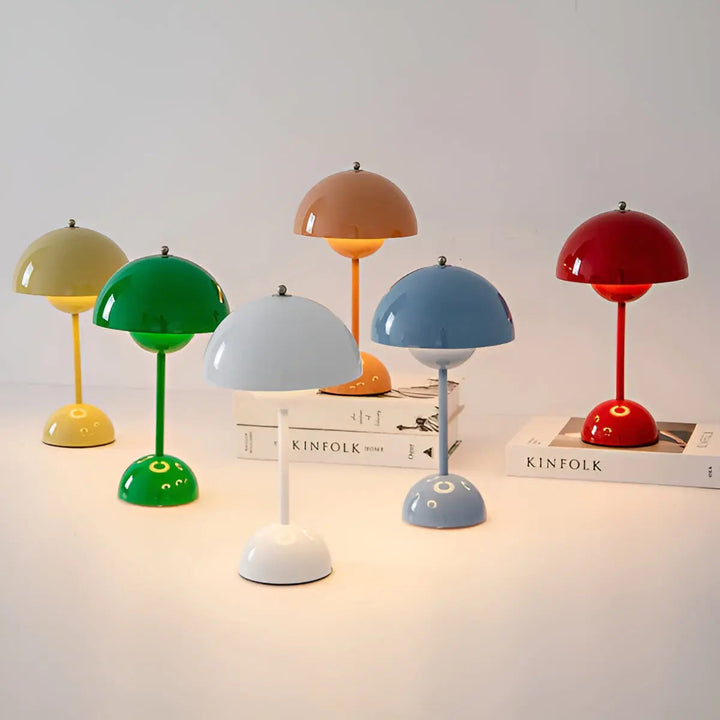 "Elegante skandinavische LED Tischleuchte mit dimmbarer Lichtintensität, ideal für modernes Wohnambiente, in Grau."