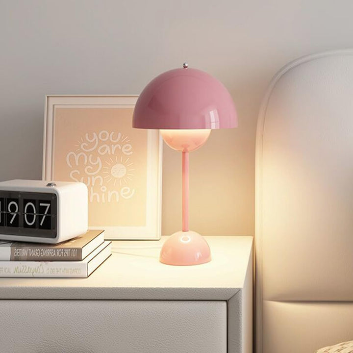 "Elegante skandinavische LED Tischleuchte mit dimmbarer Lichtintensität, ideal für modernes Wohnambiente, in Grau."
