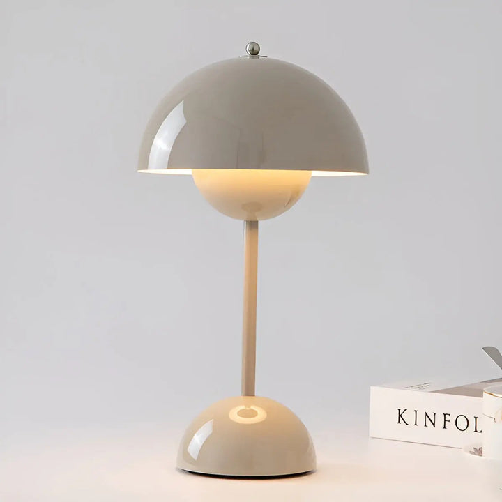 "Elegante skandinavische LED Tischleuchte mit dimmbarer Lichtintensität, ideal für modernes Wohnambiente, in Grau."