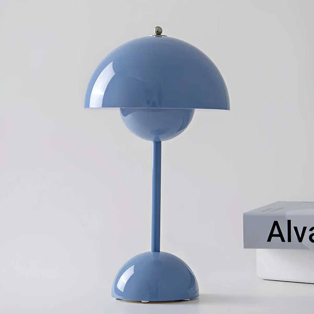 "Elegante skandinavische LED Tischleuchte mit dimmbarer Lichtintensität, ideal für modernes Wohnambiente, in Grau."