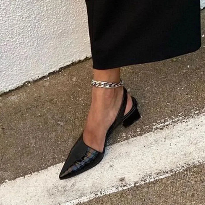 Elegante Slingback Pumps mit spitzer Form, verstellbarem Riemen und komfortablen Absätzen in Dunkelbraun oder Schwarz.