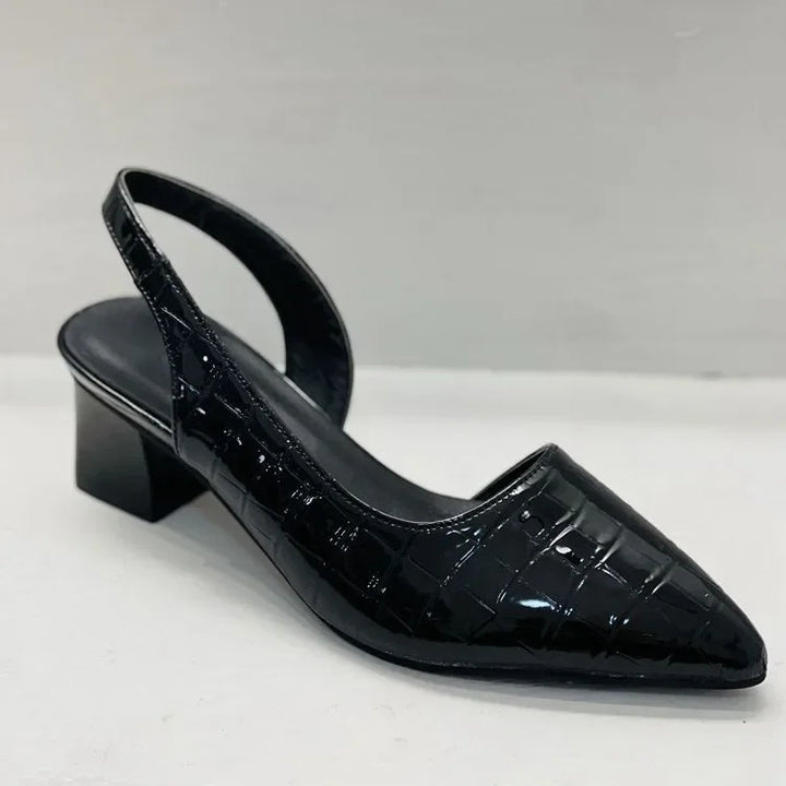 Elegante Slingback Pumps mit spitzer Form, verstellbarem Riemen und komfortablen Absätzen in Dunkelbraun oder Schwarz.