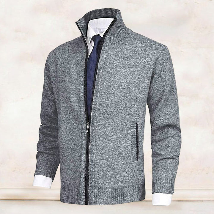 "Elegante Strickjacke mit Stehkragen in Beige, weiches Material, Herrenmode, zeitloser Stil, ideal für Büro und Freizeit."
