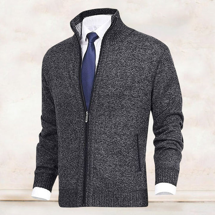 "Elegante Strickjacke mit Stehkragen in Beige, weiches Material, Herrenmode, zeitloser Stil, ideal für Büro und Freizeit."