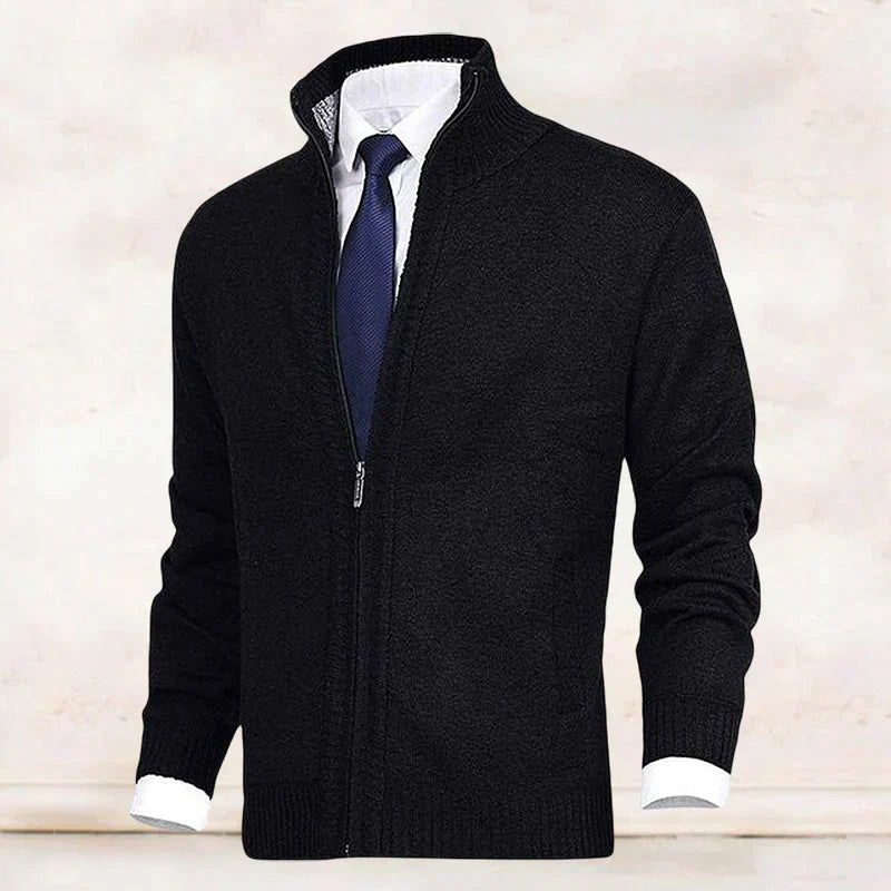 "Elegante Strickjacke mit Stehkragen in Beige, weiches Material, Herrenmode, zeitloser Stil, ideal für Büro und Freizeit."