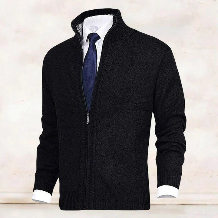 "Elegante Strickjacke mit Stehkragen in Beige, weiches Material, Herrenmode, zeitloser Stil, ideal für Büro und Freizeit."