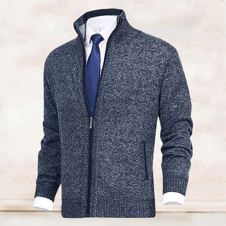 "Elegante Strickjacke mit Stehkragen in Beige, weiches Material, Herrenmode, zeitloser Stil, ideal für Büro und Freizeit."