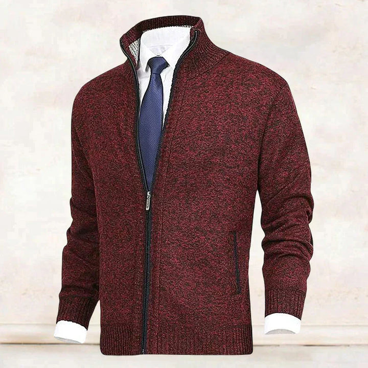 "Elegante Strickjacke mit Stehkragen in Beige, weiches Material, Herrenmode, zeitloser Stil, ideal für Büro und Freizeit."