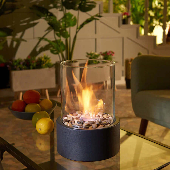 Elegante Tisch-Ethanolfeuerstelle mit modernem Design, tragbar und ideal für stilvolle Atmosphäre indoor und outdoor.