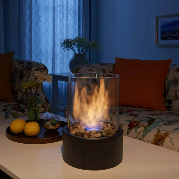 Elegante Tisch-Ethanolfeuerstelle mit modernem Design, tragbar und ideal für stilvolle Atmosphäre indoor und outdoor.
