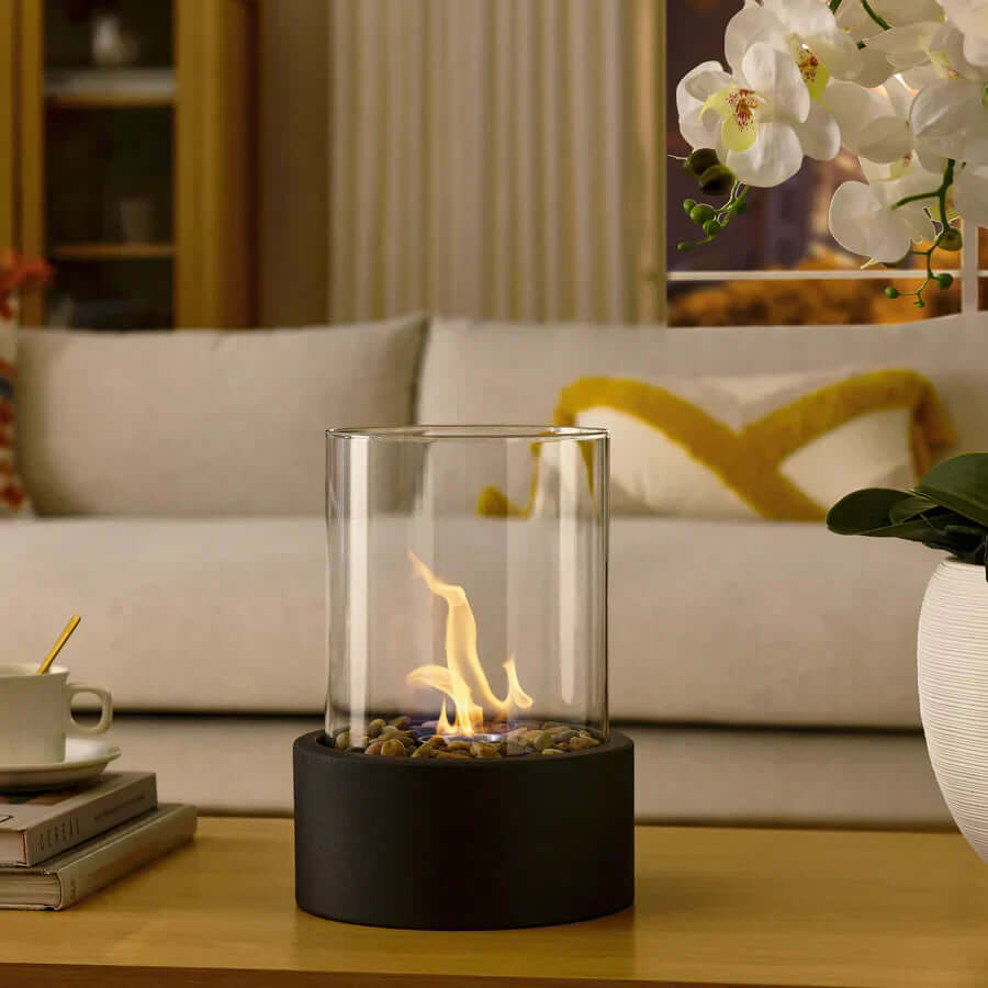 Elegante Tisch-Ethanolfeuerstelle mit modernem Design, tragbar und ideal für stilvolle Atmosphäre indoor und outdoor.