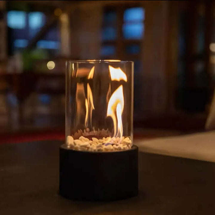 Elegante Tisch-Ethanolfeuerstelle mit modernem Design, tragbar und ideal für stilvolle Atmosphäre indoor und outdoor.