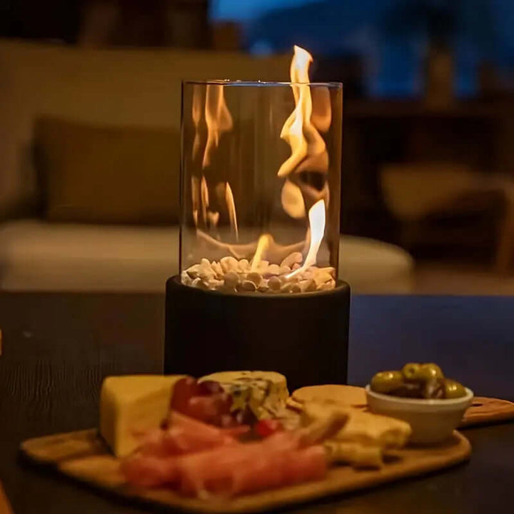 Elegante Tisch-Ethanolfeuerstelle mit modernem Design, tragbar und ideal für stilvolle Atmosphäre indoor und outdoor.