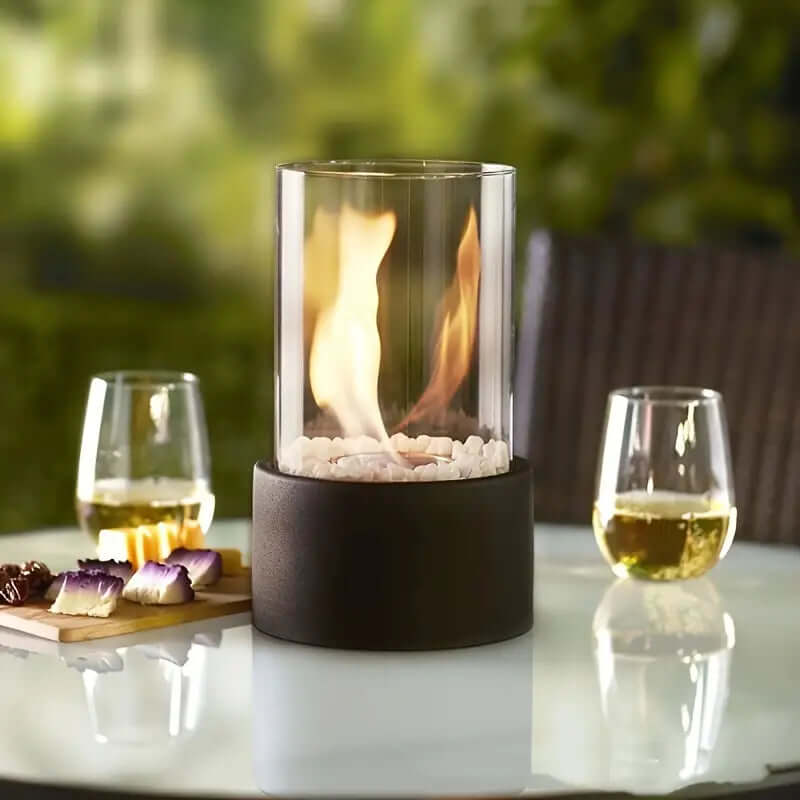 Elegante Tisch-Ethanolfeuerstelle mit modernem Design, tragbar und ideal für stilvolle Atmosphäre indoor und outdoor.