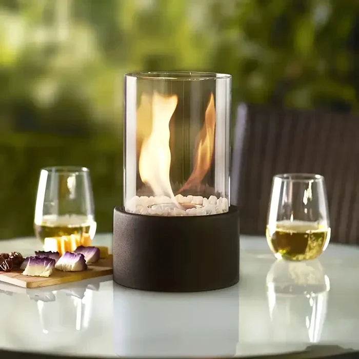 Elegante tragbare Tischfeuer-Laterne mit flackernder Flamme; modernes Design aus Stahl und Glas, ideal für Wohnambiente.