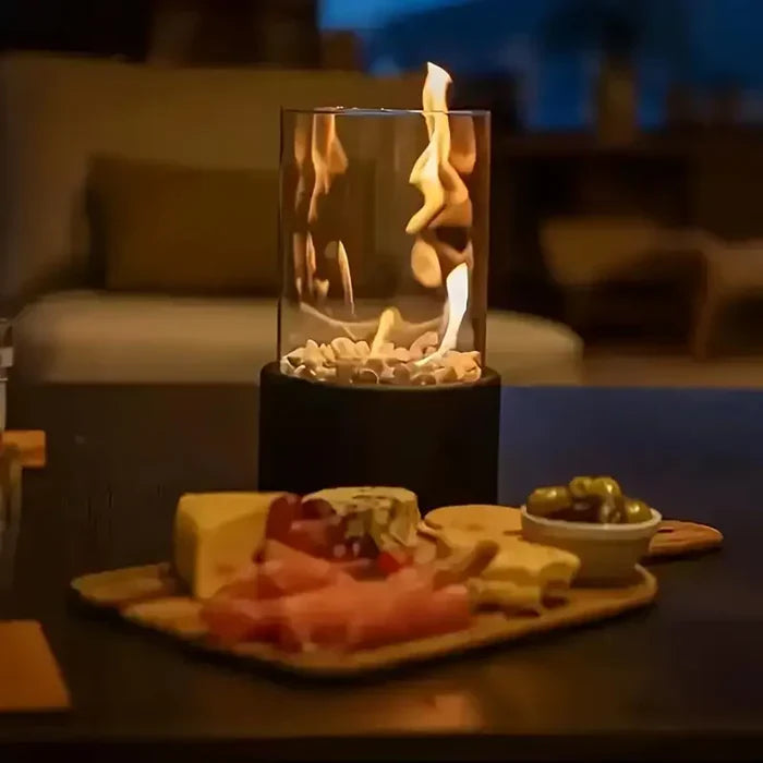 Elegante tragbare Tischfeuer-Laterne mit flackernder Flamme; modernes Design aus Stahl und Glas, ideal für Wohnambiente.