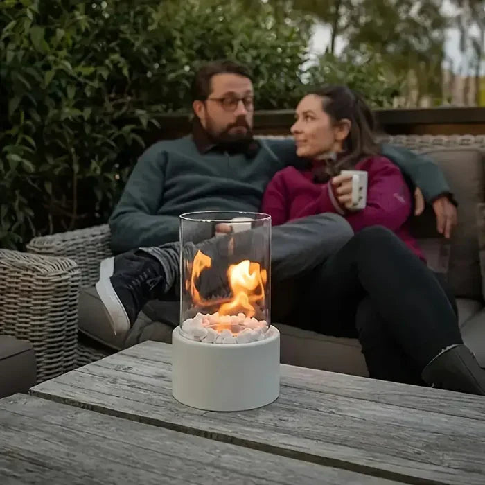 Elegante tragbare Tischfeuer-Laterne mit flackernder Flamme; modernes Design aus Stahl und Glas, ideal für Wohnambiente.