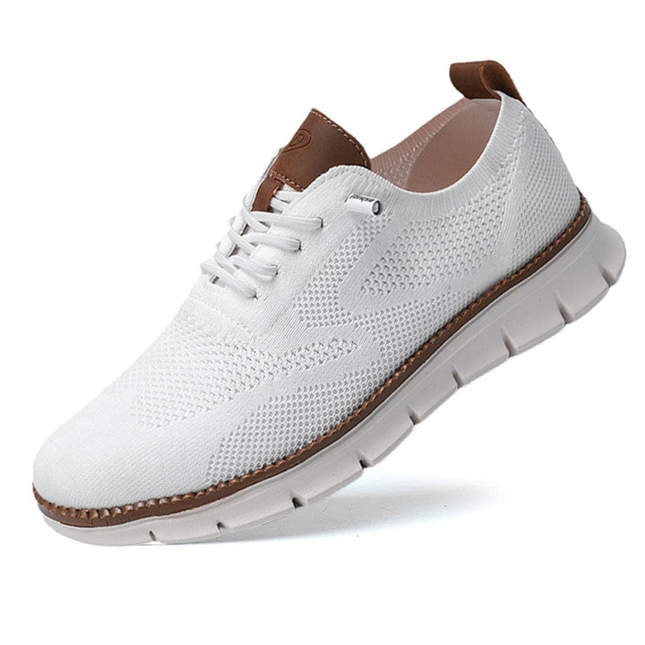 "Elegante und atmungsaktive Herrenschuhe vor weißem Hintergrund, perfekt für vielseitige Anlässe und stilvollen Komfort."