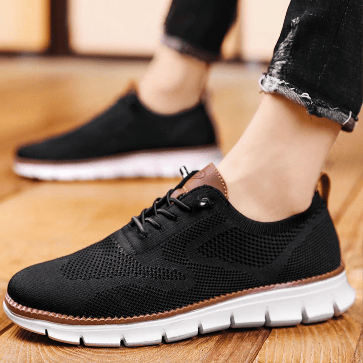 "Elegante und atmungsaktive Herrenschuhe vor weißem Hintergrund, perfekt für vielseitige Anlässe und stilvollen Komfort."